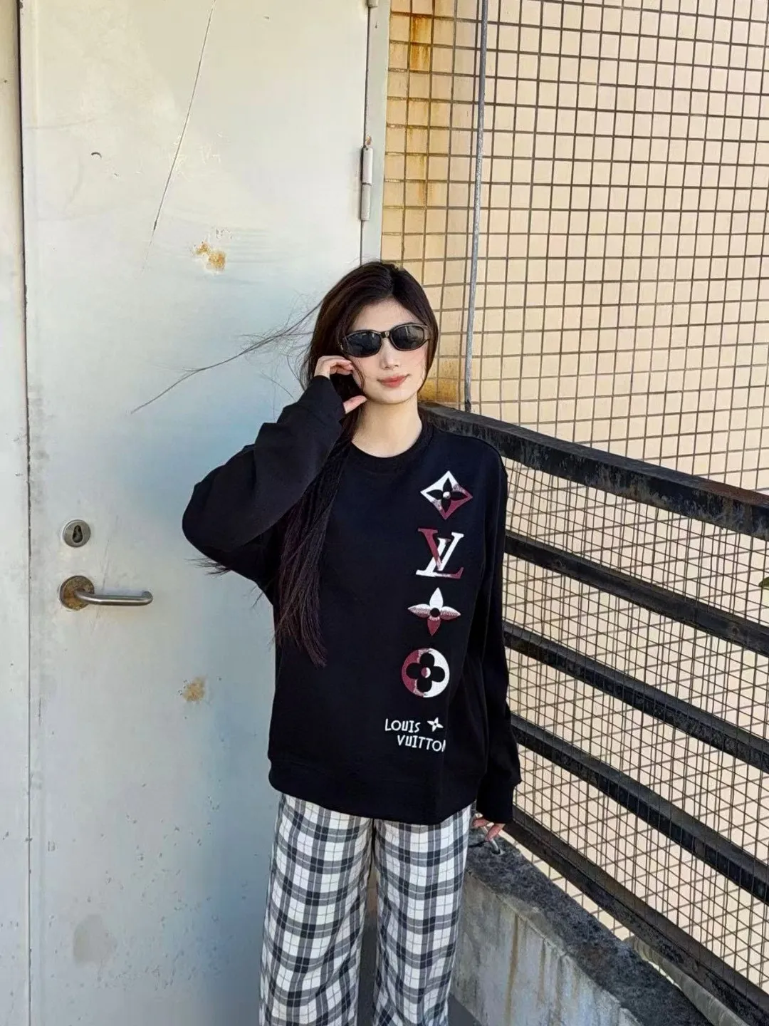 Louis Vuitton/Louis Vuitton 25Fw contrasting color four-flower embroidery crew neck sweatshirt
